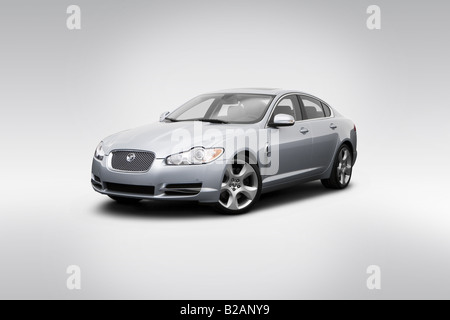 2009 Jaguar XF Supercharged en argent - angle de vue avant Banque D'Images