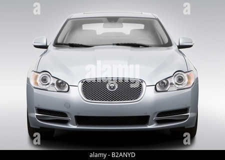 2009 Jaguar XF Supercharged en argent - Basse/large front Banque D'Images