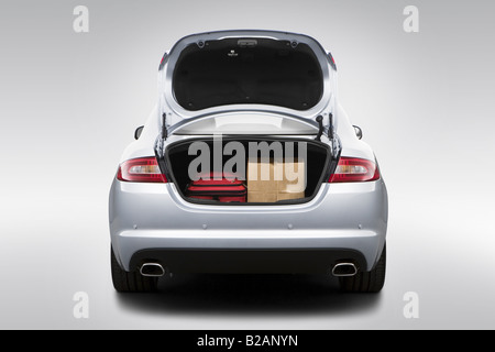 2009 Jaguar XF Supercharged en argent - Trunk Props Banque D'Images