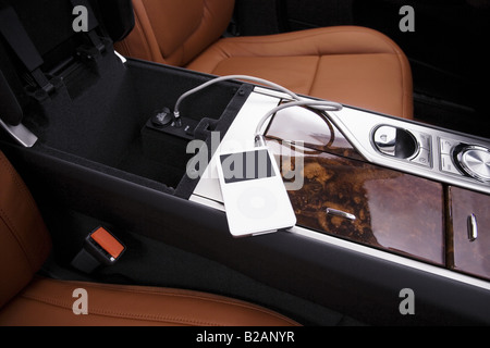 2009 Jaguar XF Supercharged en argent - Accessoires jack auxiliaire Banque D'Images