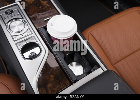 2009 Jaguar XF Supercharged dans Silver - Support de tasse avec Prop Banque D'Images