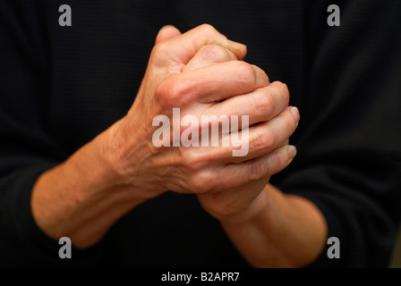 59-year-old woman's hands, symptômes de l'arthrite Banque D'Images