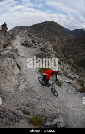 Femme Vélo de montagne équitation sentier rocheux dans la Sierra Nevada Banque D'Images