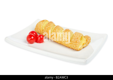 Délicieux gâteau et des cerises sur le plat blanc avec ombre douce profondeur de champ Banque D'Images