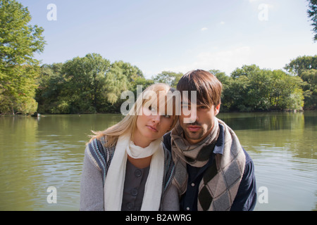 Young man and woman gazing en distance Banque D'Images