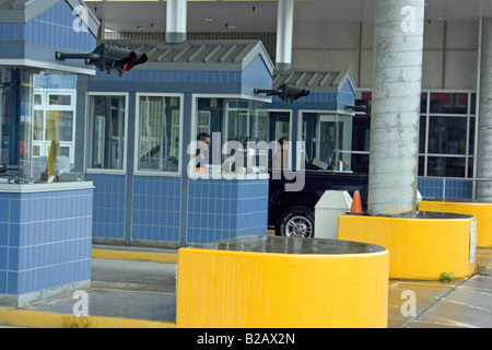 Questions et d'agents des services frontaliers ou inspecte un entrant dans le port d'entrée américain Washington de Sumas. Banque D'Images