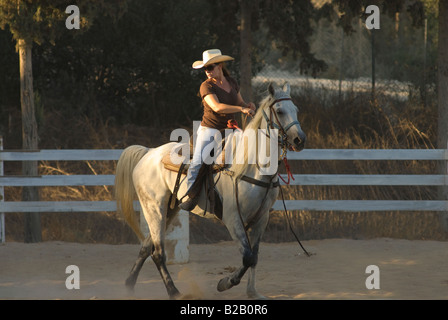 Une femme israélienne à cheval dans les hauteurs ou Menashe Ramot Menashe situé sur la plage de Carmel dans le nord d'Israël Banque D'Images