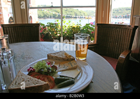 Un déjeuner de charrue anglais traditionnel et une pinte de bière dans le pub King of Prussia sur le front de mer à Fowey, Cornouailles, Angleterre, Royaume-Uni Banque D'Images