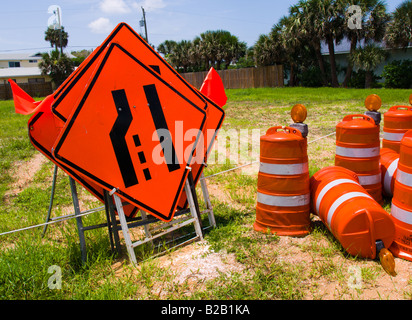 Barrières de construction routière sont stockés jusqu'à ce qu'IL EST TEMPS DE DÉTOURNEMENT DU TRAFIC Banque D'Images