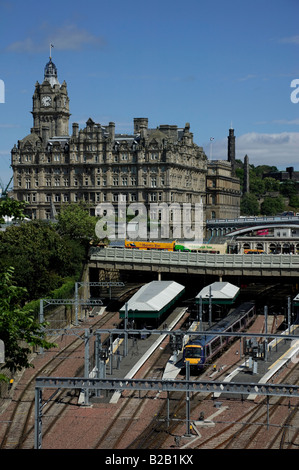 Train de quitter la gare Waverley d'Édimbourg avec en arrière-plan de l'Hôtel Balmoral, Écosse, Royaume-Uni, Europe Banque D'Images