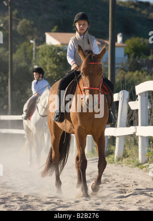 Neuf ans girl riding horse Banque D'Images