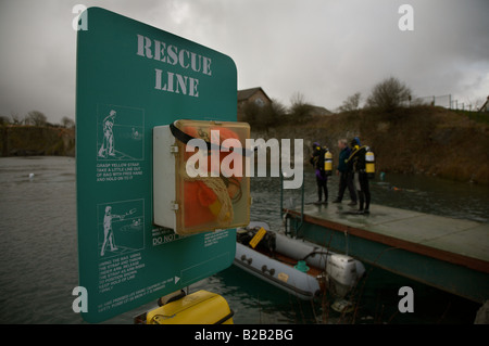 Ligne de secours matériel à capernwray lake utilisés pour la plongée avec scuba divers sur la jetée à l'arrière-plan Banque D'Images