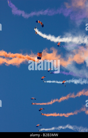 Royal Air Force l'affichage couleur avec parachute traînées de fumée Norfolk Royaume Uni Banque D'Images