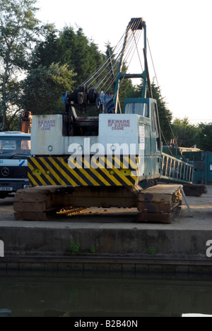 Accident de grue le 23 juillet 2008 à Stoke Road Marina Willowbridge Bletchley Milton Keynes MK2 3JZ sur le Grand Union Canal qui Banque D'Images