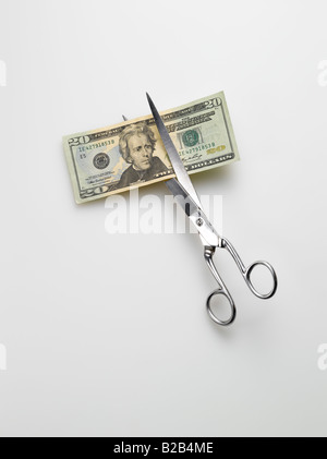 Coupe ciseaux américain 20 vingt dollars de l'argent sur fond blanc Banque D'Images
