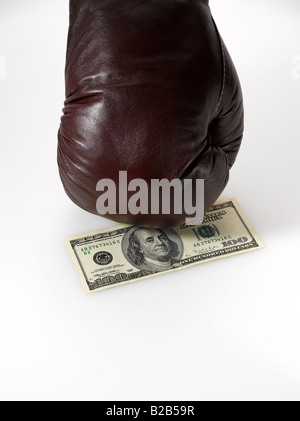 Gant de boxe punching American dollar bill sur fond blanc Banque D'Images