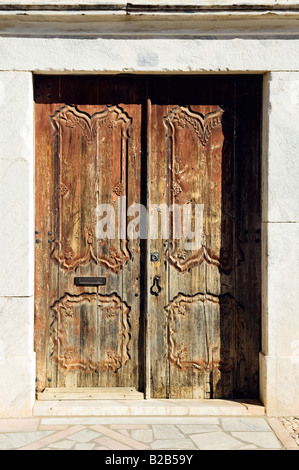 Abandonnés ancienne porte ancienne avec de belles sculptures sur bois Banque D'Images