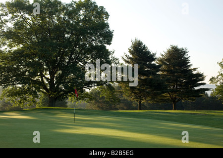 Le soleil brûle au large de la brume matinale sur le Berkshire Country Club golf course à Pittsfield dans le Massachusetts Banque D'Images