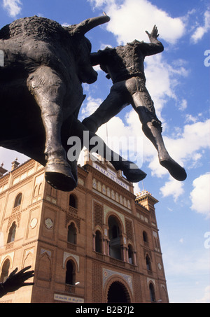 Espagne, Madrid, Plaza de Toros de Las Ventas. Impressionnante sculpture de monument de taureaux de taureaux de Jose Cubero en face du stade de taureaux de Las Ventas. Espagne Banque D'Images