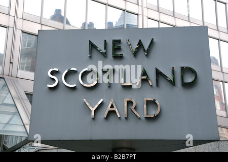 Affiche à l'extérieur de New Scotland Yard, London, UK Banque D'Images