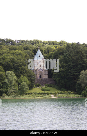 Croix du souvenir et de l'église pour le roi Louis II de Bavière à l'endroit où le lac de Starnberg, Berg, Bavière. Willy Matheisl Photo Banque D'Images