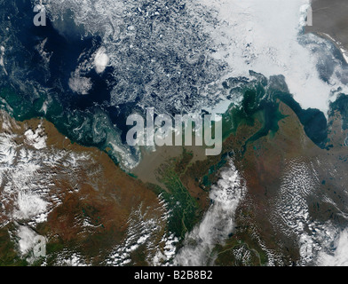 Le fleuve Mackenzie se jette dans la baie Mackenzie, dans le Nord du Canada. Banque D'Images