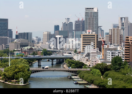 Vue aérienne de la rivière Okawa et Parc Nakanoshima avec toits de Umeda en arrière-plan dans la ville d'Osaka Banque D'Images