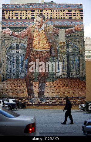 Vêtements Victor co murale sur le mur du bâtiment du centre-ville Banque D'Images