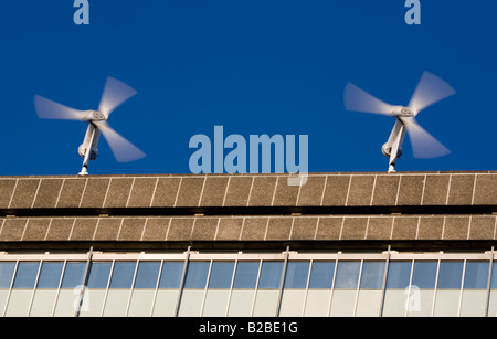 Éoliennes sur le toit d'un immeuble dans le sud de Londres, Angleterre, Grande-Bretagne, Royaume-Uni Banque D'Images