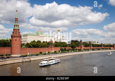 Balade en bateau sur la Moskva passé le Kremlin Moscou Russie Banque D'Images