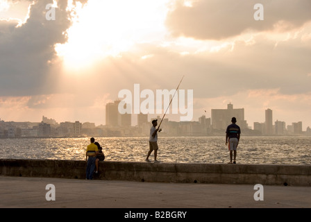 Vue mer à partir de El Malecon sur la baie vers Vedado La Havane Cuba Banque D'Images
