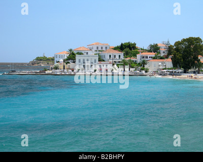 Une partie de l'île de Spetses town Grèce maisons traditionnelles d'une petite plage et un phare peut être vu Banque D'Images