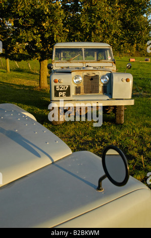 Un couple de deux séries historiques 1963 Landrover 2a's sur une ferme à Dunsfold, UK 2004. Banque D'Images