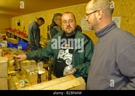 Dunsfold Landrovers Pièces de Série 1 week-end 22-24/10/2004, Dunsfold, UK. Parts Manager Mike Mason (R) et Mark Saville (L) ... Banque D'Images