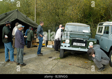 Dunsfold Landrovers Pièces de Série 1 week-end 22-24/10/2004, Dunsfold, UK. Les clients d'inspecter un Land Rover 100 dans Banque D'Images