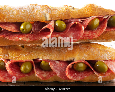 Close up of salami olives et pain baguette en français Banque D'Images
