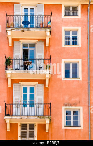 Balcons et fenêtres d'un immeuble ancien dans la vieille ville de Nice, Côte d'Azur, France Banque D'Images