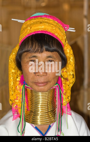 De la femme Padaung Karen, a appelé les femmes girafes ou long cou, dans la province de Mae Hong Son, Thaïlande, Asie du Nord Banque D'Images