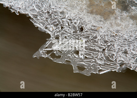 Des cristaux de glace dans un petit ruisseau près de Reit im Winkel, Bavaria, Germany, Europe Banque D'Images