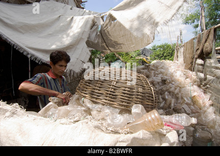 Dans les bidonvilles de entièrement meublé tout le monde vit sur les déchets, dans cet établissement rien mais les bouteilles en PET collectées sont emballés et vendus o Banque D'Images