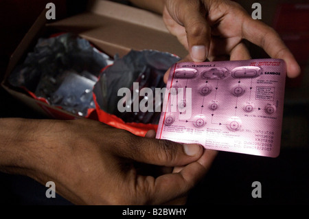 L'arrière d'un blister avec une ration de semaines médicaments antituberculeux. Un blister avec une ration de semaines médicaments antituberculeux. Banque D'Images