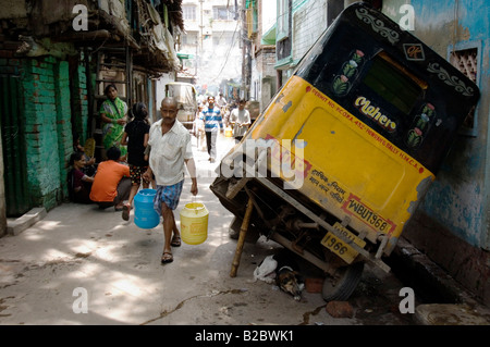 Scène typique dans 'Bimbo', une zone résidentielle de la population pauvre, un bidonville. Les gens réparer tout eux-mêmes et souvent dans un Banque D'Images