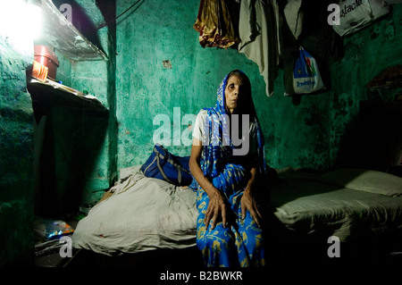 Shushila Devi, 70, a la tuberculose et vit dans une petite pièce sombre, qui ressemble à une grotte. Elle est veuve et sa fille est m Banque D'Images