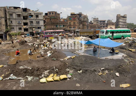 De nombreux habitants des bidonvilles vivent de recycler les déchets industriels. Dans ce cas, toxiques, de scories industrielles métallifères est rin Banque D'Images