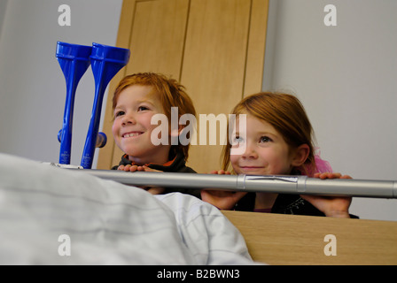 Les enfants visiter un patient, personne malade dans un hôpital Banque D'Images