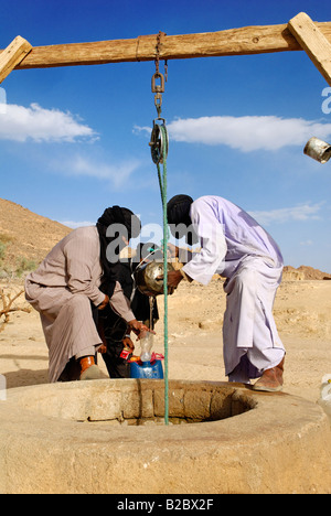 Peuple touareg tirent l'eau d'un puits, d'une wilaya Tamanrasset, Algérie, Sahara, Afrique du Nord Banque D'Images