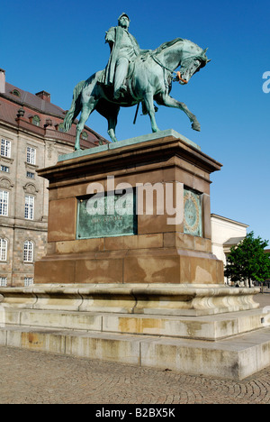 Le cheval et le cavalier en bronze sur la place du château de Christiansborg, Copenhague, Danemark, Scandinavie, Europe Banque D'Images