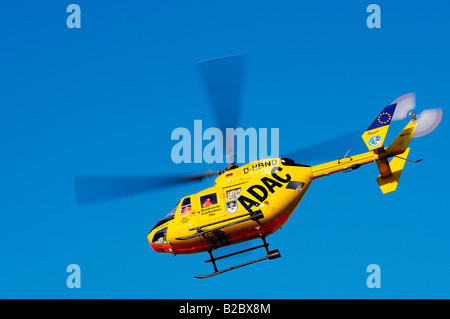 Christoph 22 ADAC, hélicoptère de sauvetage de l'hôpital des Forces armées fédérales Ulm, une personne meurt dans un accident de la circulation après une Banque D'Images