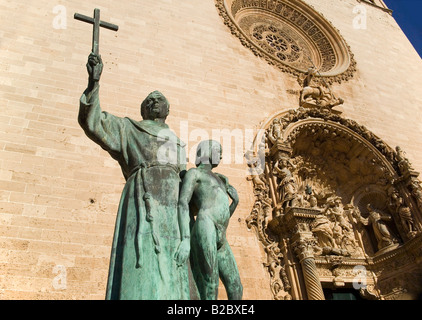 Fray Juníper Serra statue, entrée principale de la Basilique de Sant Francesc - Palma de Majorque en Espagne. Fondateur de San Francisco. Banque D'Images