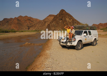 Les touristes sur un camping safari, près de rivière Hoarusib Kaokoveld, Purros, Namibie, Afrique Banque D'Images